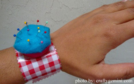 How to Make a Pin Cushion Bracelet (Tutorial)